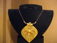 Medallón Tibetano dorado con cordón